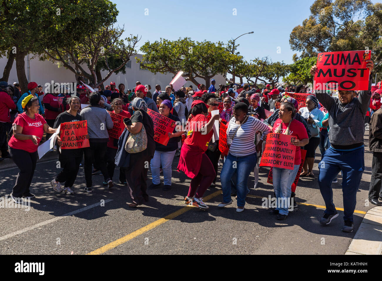 Cape Town, Afrique du Sud. 27 sep, 2017. le Cosatu (confédération des syndicats sud-africains) organiser une grève nationale et mars contre la capture de l'état et la corruption au parlement. La Confédération européenne des syndicats en collaboration avec ses partenaires de l'alliance du parti communiste sud-africain ont marché vers le parlement et diverses autres institutions à Cape Town. crédit : mo bassa/Alamy live news Banque D'Images