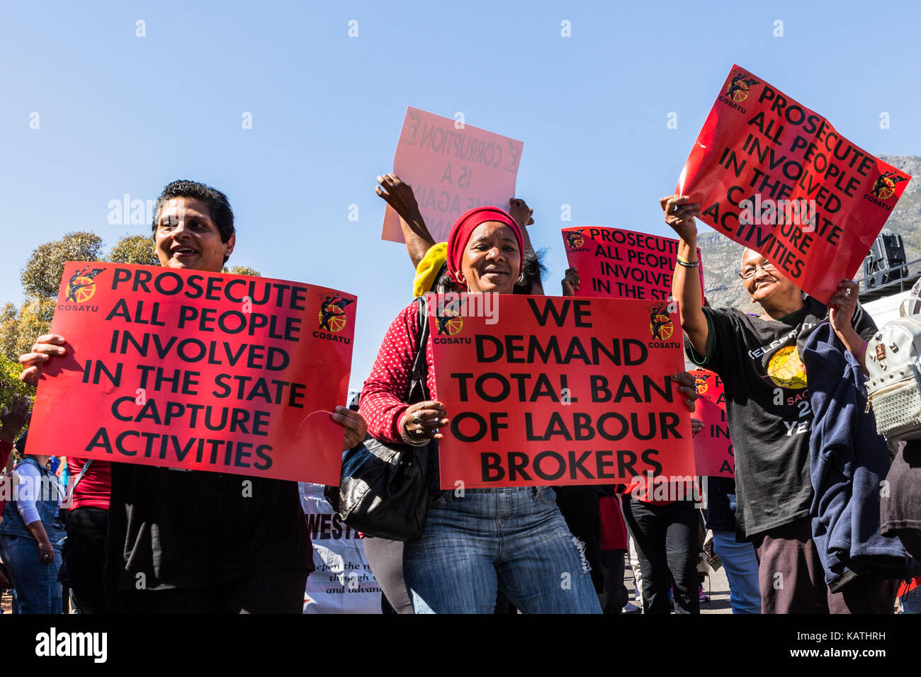 Cape Town, Afrique du Sud. 27 sep, 2017. le Cosatu (confédération des syndicats sud-africains) organiser une grève nationale et mars contre la capture de l'état et la corruption au parlement. La Confédération européenne des syndicats en collaboration avec ses partenaires de l'alliance du parti communiste sud-africain ont marché vers le parlement et diverses autres institutions à Cape Town. crédit : mo bassa/Alamy live news Banque D'Images