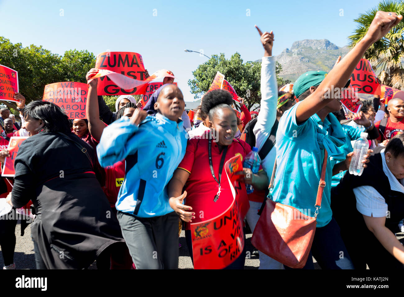 Cape Town, Afrique du Sud. 27 sep, 2017. le Cosatu (confédération des syndicats sud-africains) organiser une grève nationale et mars contre la capture de l'état et la corruption au parlement. La Confédération européenne des syndicats en collaboration avec ses partenaires de l'alliance du parti communiste sud-africain ont marché vers le parlement et diverses autres institutions à Cape Town. crédit : mo bassa/Alamy live news Banque D'Images