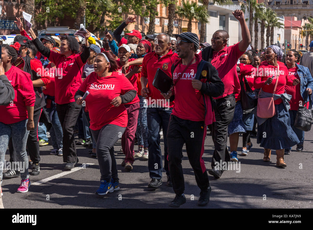 Cape Town, Afrique du Sud. 27 sep, 2017. le Cosatu (confédération des syndicats sud-africains) organiser une grève nationale et mars pour sensibiliser contre la capture de l'état et la corruption. La Confédération européenne des syndicats en collaboration avec ses partenaires de l'alliance du parti communiste sud-africain ont marché vers le parlement et diverses autres institutions à Cape town crédit : mo bassa/Alamy live news Banque D'Images