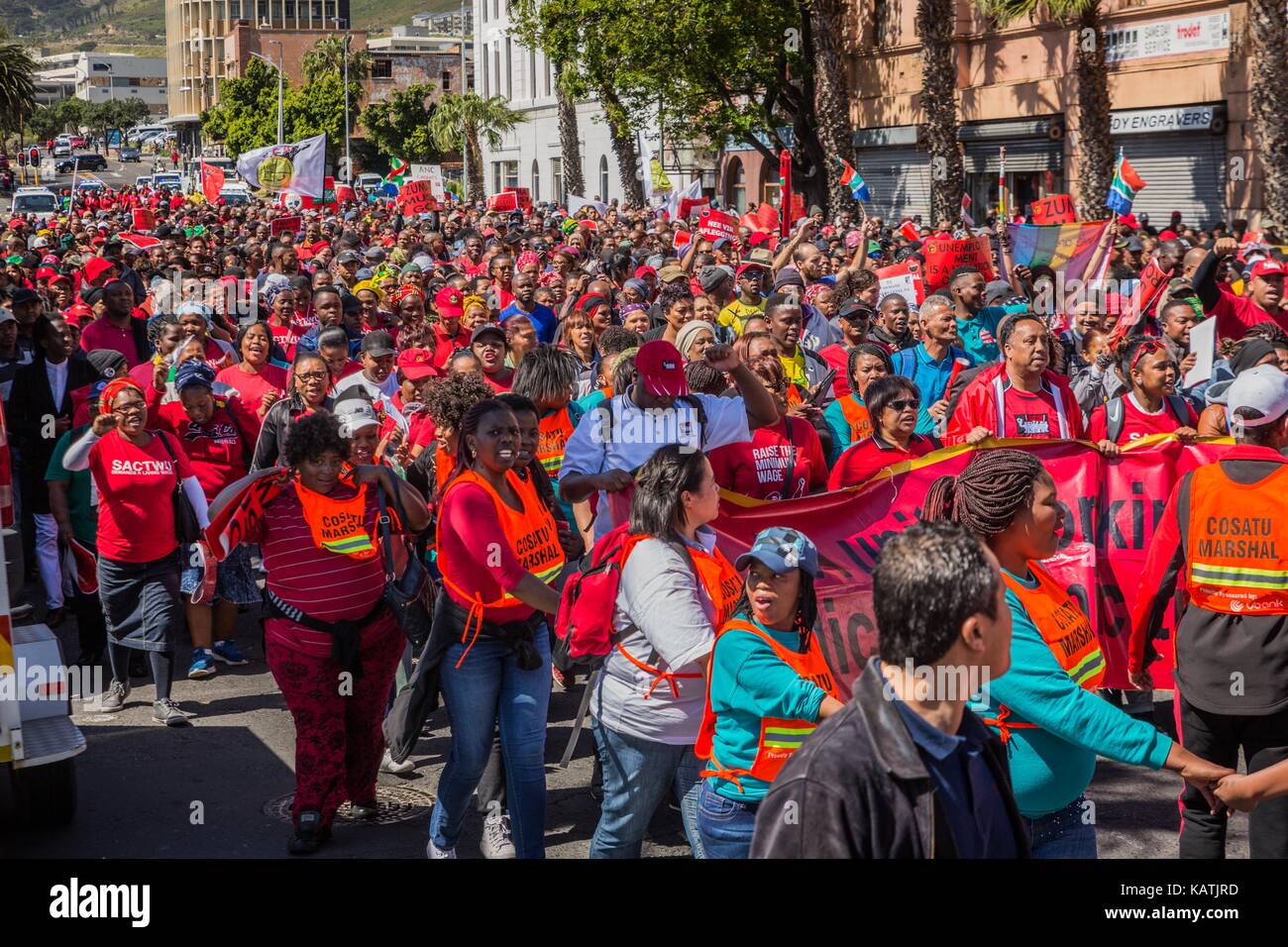 Cape Town, Afrique du Sud. 27 sep, 2017. le Cosatu (confédération des syndicats sud-africains) organiser une grève nationale et mars pour sensibiliser contre la capture de l'état et la corruption. La Confédération européenne des syndicats en collaboration avec ses partenaires de l'alliance du parti communiste sud-africain ont marché vers le parlement et diverses autres institutions à Cape town crédit : mo bassa/Alamy live news Banque D'Images