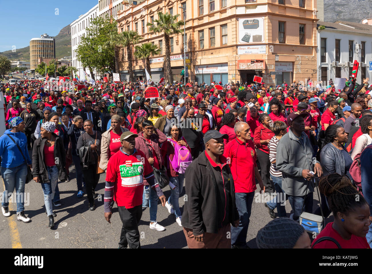 Cape Town, Afrique du Sud. 27 sep, 2017. le Cosatu (confédération des syndicats sud-africains) organiser une grève nationale et mars pour sensibiliser contre la capture de l'état et la corruption. La Confédération européenne des syndicats en collaboration avec ses partenaires de l'alliance du parti communiste sud-africain ont marché vers le parlement et diverses autres institutions à Cape town crédit : mo bassa/Alamy live news Banque D'Images