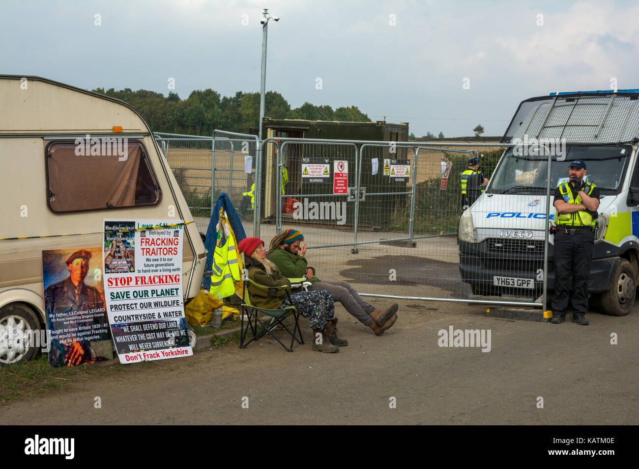Kirby Misperton, North Yorkshire, UK. 27 Septembre, 2017. Anti-Fracking de protestation. Kirby Misperton, North Yorkshire, UK. 27 Sep, 2017. Protestation contre le troisième site de fracturation de l'énergie. Confrontation entre les manifestants a été l'escalade, même si aucun n'a été observé au cours de cette visite. Crédit : Steve Bell/Alamy Live News Banque D'Images