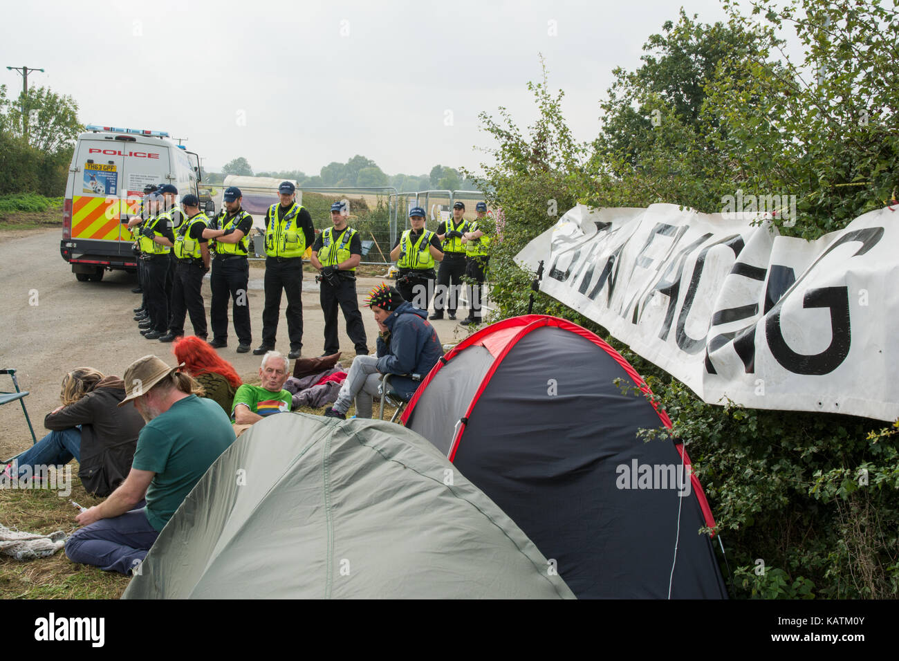 Kirby Misperton, North Yorkshire, UK. 27 Septembre, 2017. Anti-Fracking de protestation. Kirby Misperton, North Yorkshire, UK. 27 Sep, 2017. Protestation contre le troisième site de fracturation de l'énergie. Confrontation entre les manifestants a été l'escalade, même si aucun n'a été observé au cours de cette visite. Crédit : Steve Bell/Alamy Live News Banque D'Images