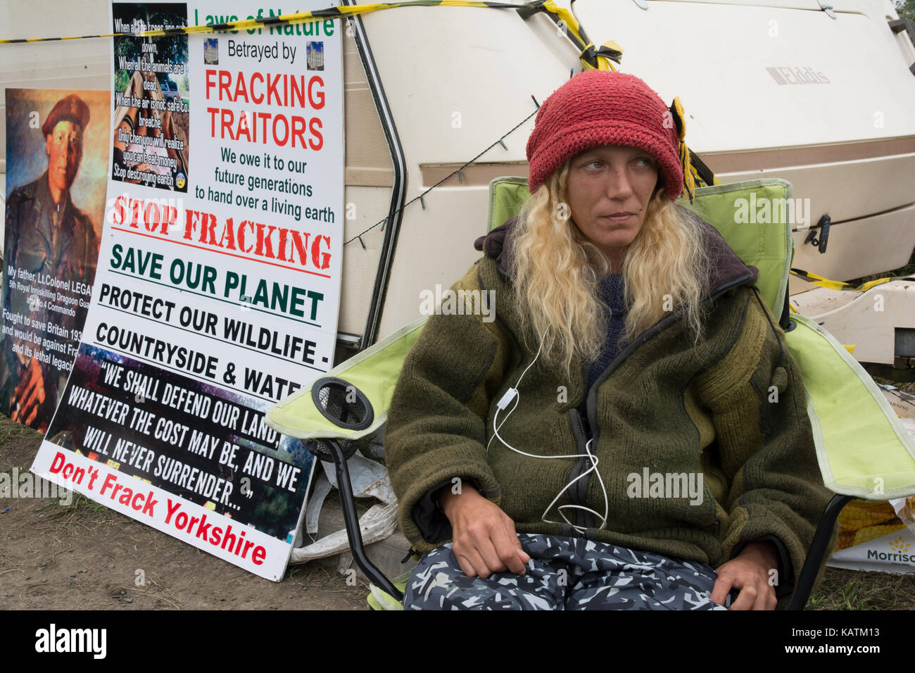 Kirby Misperton, North Yorkshire, UK. 27 Septembre, 2017. Anti-Fracking de protestation. Kirby Misperton, North Yorkshire, UK. 27 Sep, 2017. Protestation contre le troisième site de fracturation de l'énergie. Confrontation entre les manifestants a été l'escalade, même si aucun n'a été observé au cours de cette visite. Crédit : Steve Bell/Alamy Live News Banque D'Images