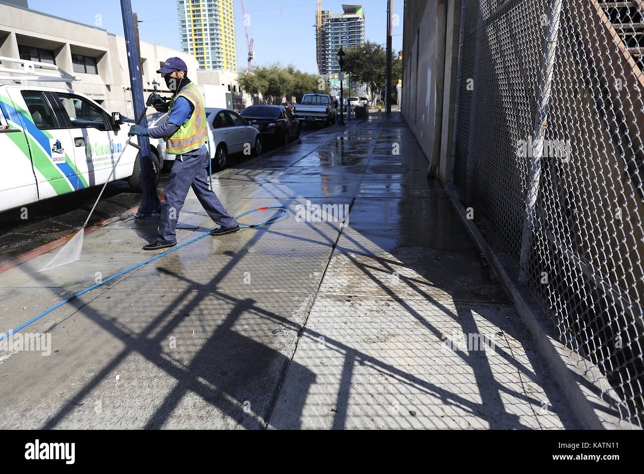 San Diego, CA, USA. 27 sep, 2017. San Diego rues autour de la zone située à proximité de l'Interstate 5 et de l'avenue impériale ont été blanchis à la puissance d'une semaine après qu'ils ont été arrosés avec de l'eau javellisée. San Diego a subi un nombre disproportionné de cas d'hépatite A qui s'est étendue à de nombreux égards, y compris le manque d'assainissement. crédit : john gastaldo/zuma/Alamy fil live news Banque D'Images