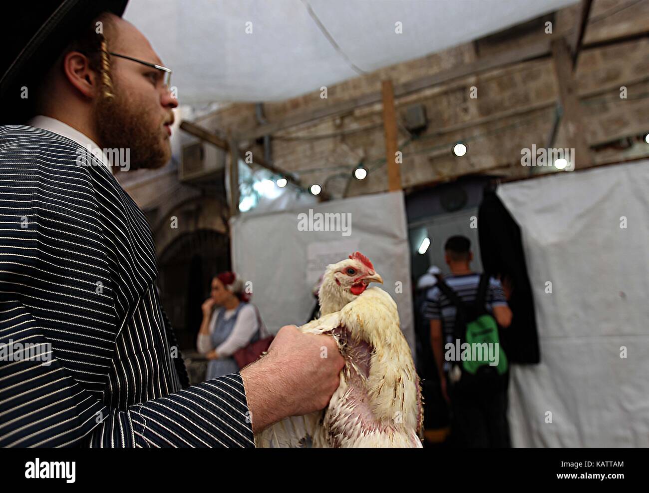 Jérusalem. 27 sep, 2017. un juif ultra-orthodoxe effectue la traditionnelle cérémonie kaparot à Jérusalem, sur sept. 27, 2017. Il est de coutume d'effectuer les kaparot en préparation de la cérémonie de Yom Kippour, le jour du grand pardon juif et le jour le plus saint du calendrier juif. crédit : muammar awad/Xinhua/Alamy live news Banque D'Images