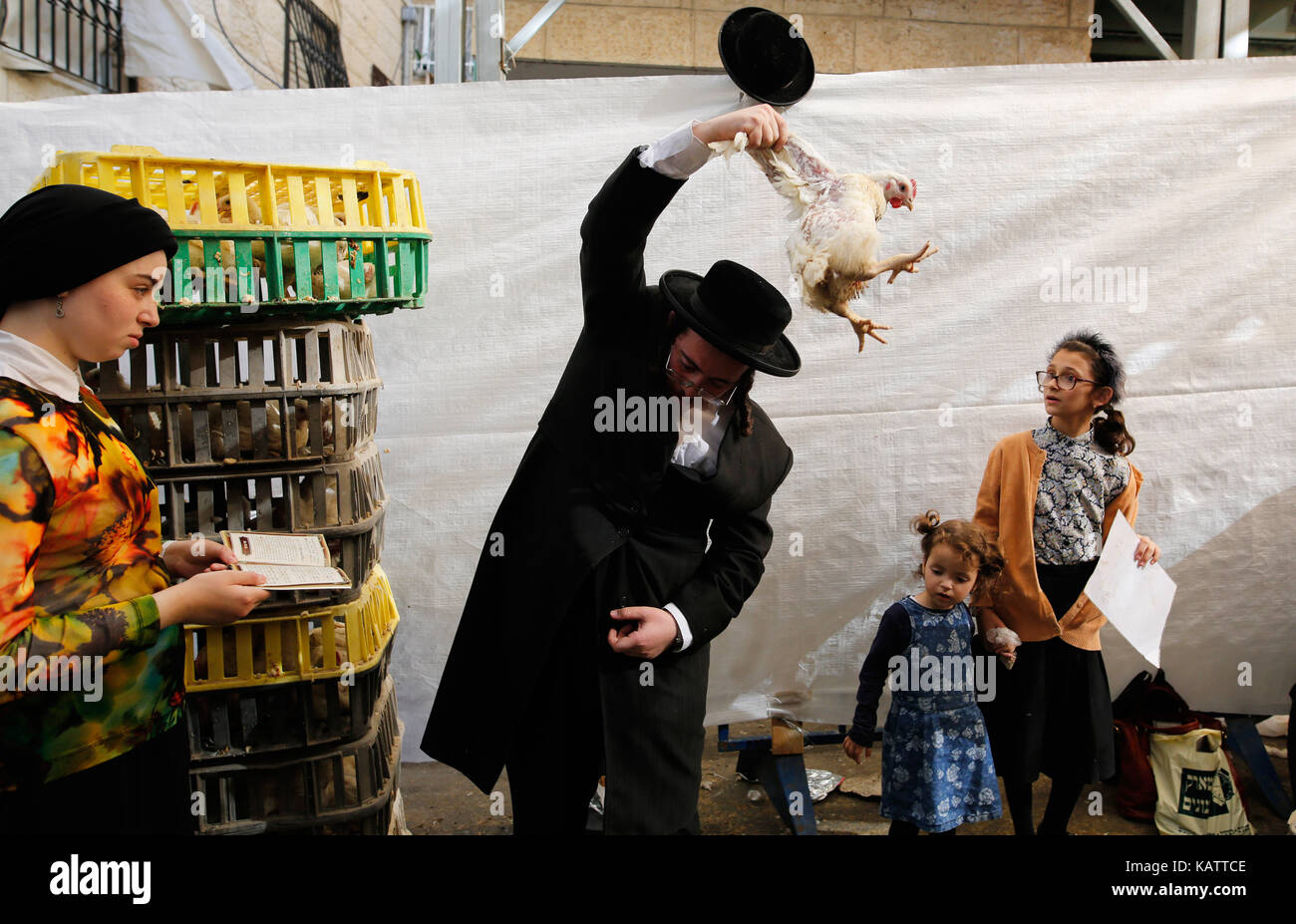 Jérusalem. 27 sep, 2017. Un des juifs ultra-orthodoxes effectuer la traditionnelle cérémonie kaparot à Jérusalem, sur sept. 27, 2017. Il est de coutume d'effectuer les kaparot en préparation de la cérémonie de Yom Kippour, le jour du grand pardon juif et le jour le plus saint du calendrier juif. crédit : gil cohen magen/Xinhua/Alamy live news Banque D'Images