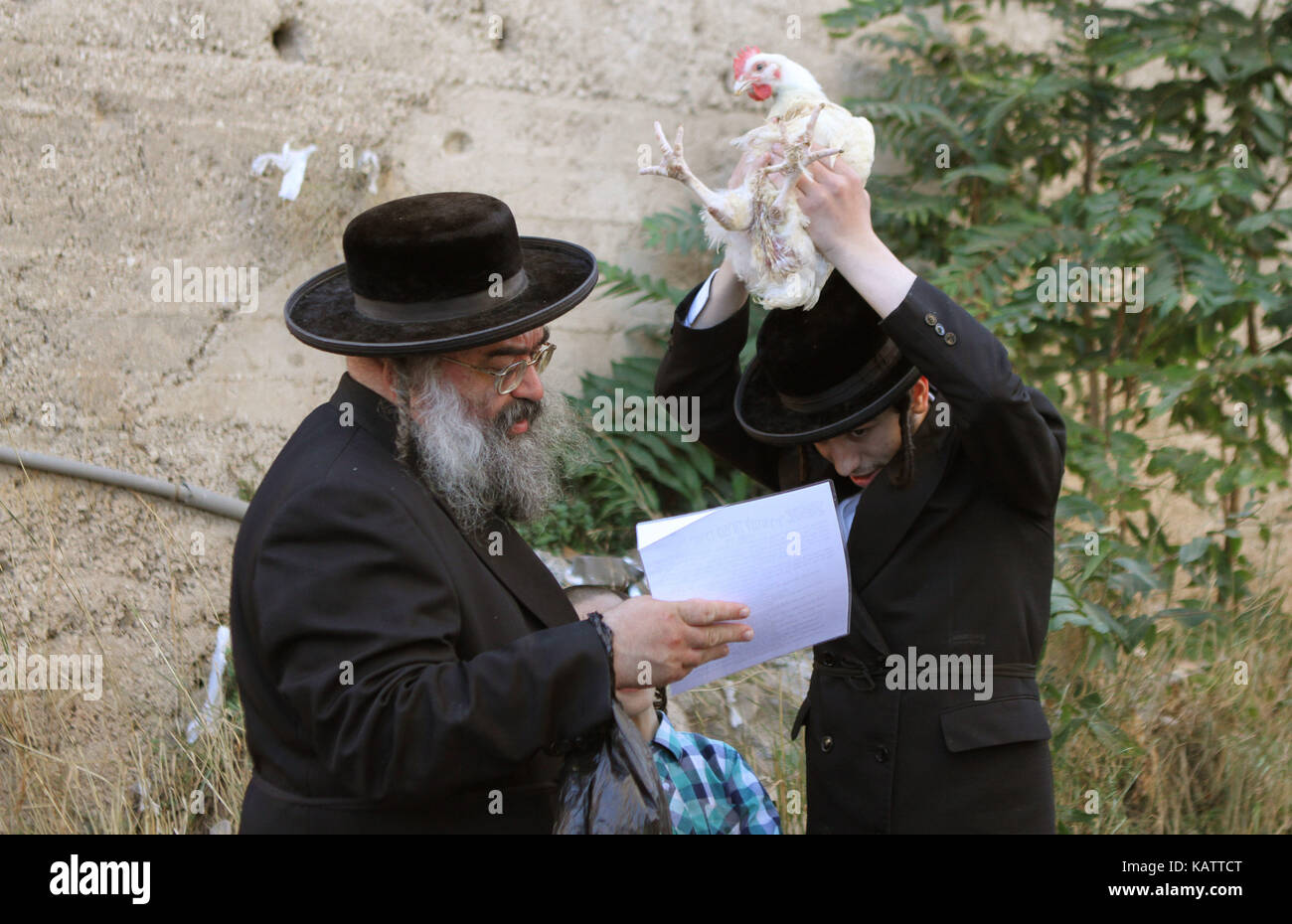 Jérusalem. 27 sep, 2017. Des juifs ultra-orthodoxes effectuer la traditionnelle cérémonie kaparot à Jérusalem, sur sept. 27, 2017. Il est de coutume d'effectuer les kaparot en préparation de la cérémonie de Yom Kippour, le jour du grand pardon juif et le jour le plus saint du calendrier juif. crédit : gil cohen magen/Xinhua/Alamy live news Banque D'Images