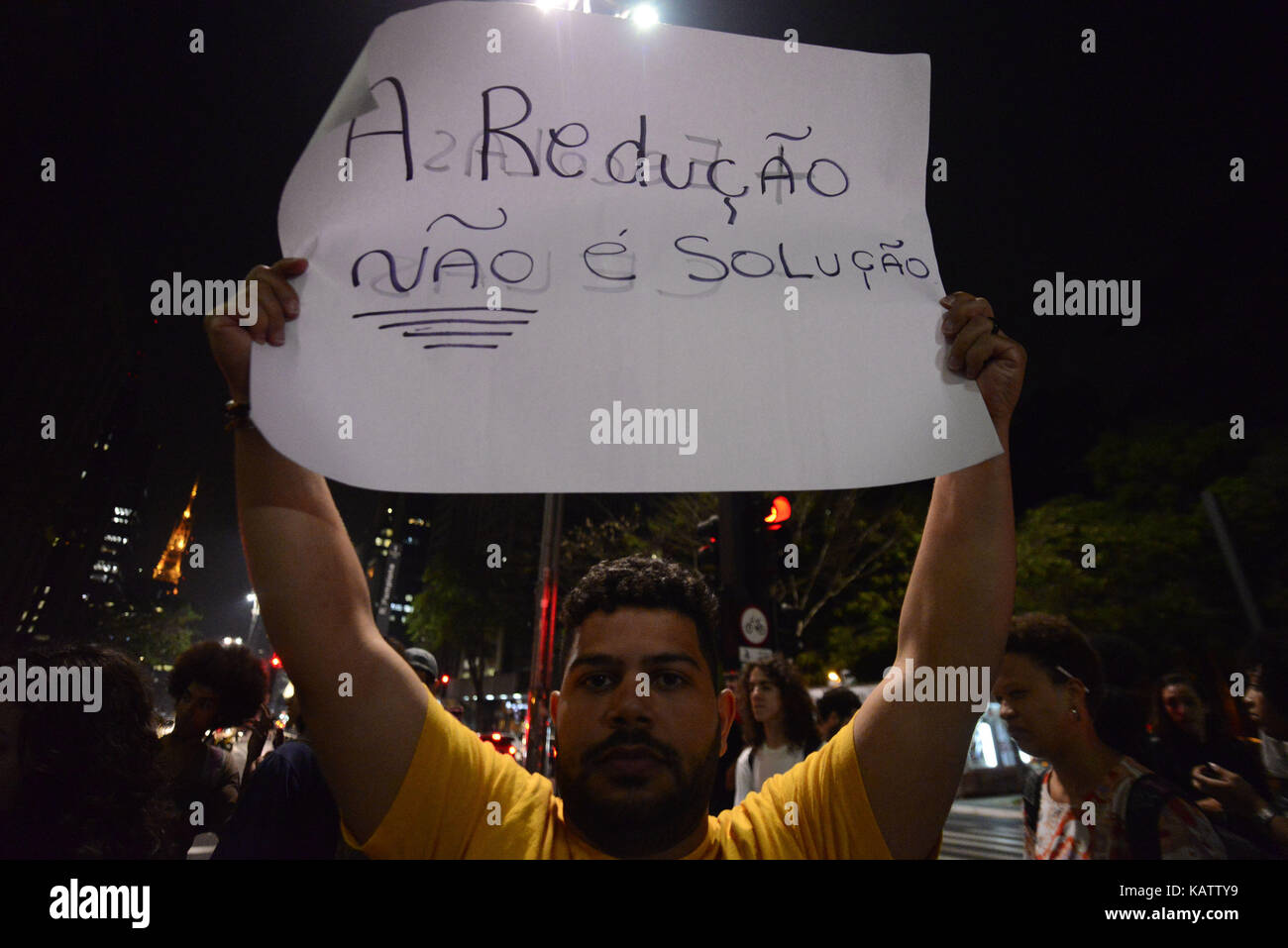 Sao Paulo, Brésil. 27 sep, 2017. militants de gauche protester contre la réduction de la majorité pénale à l'Avenida Paulista à Sao Paulo. par 10 voix contre huit, la CCJ (Comité sénatorial sur la constitution et la justice) a reporté le mercredi matin (27) l'analyse de quatre pecs (propositions d'amendement à la constitution) qui indiquent une réduction de l'âge de la criminalité de 18 à 16 le vote de la sgps doit avoir lieu dans les 30 jours à la ccj du sénat. Les partisans de la réduction de l'âge de la criminalité crédit : zuma Press, Inc./Alamy live news Banque D'Images