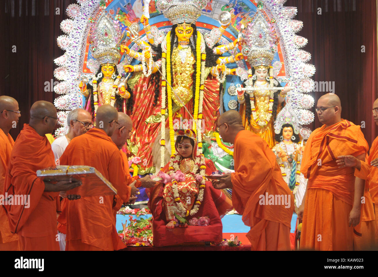 Un prêtre indien adore cinq ans fille hindoue , habillé comme la déesse hindoue Durga, à belur math pour l'un 'kumari' rituala puja durga puja pendant le festival . Banque D'Images