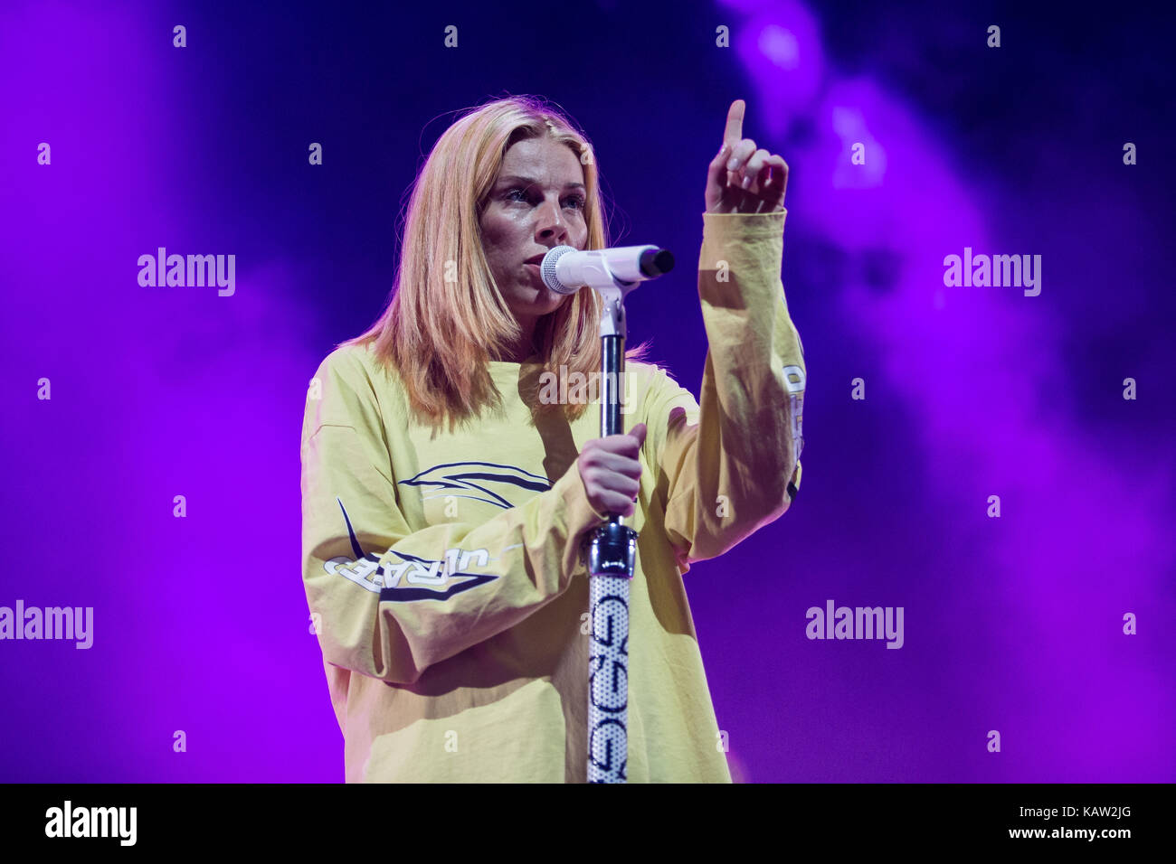 Norvège, Oslo – 10 août 2017. La chanteuse, compositrice et musicienne norvégienne Gabrielle Susanne Solheim Leithaug est plus connue sous le nom de Gabrille et présente un concert en direct pendant le festival de musique norvégien Øyafestivalen 2017 à Oslo. Banque D'Images