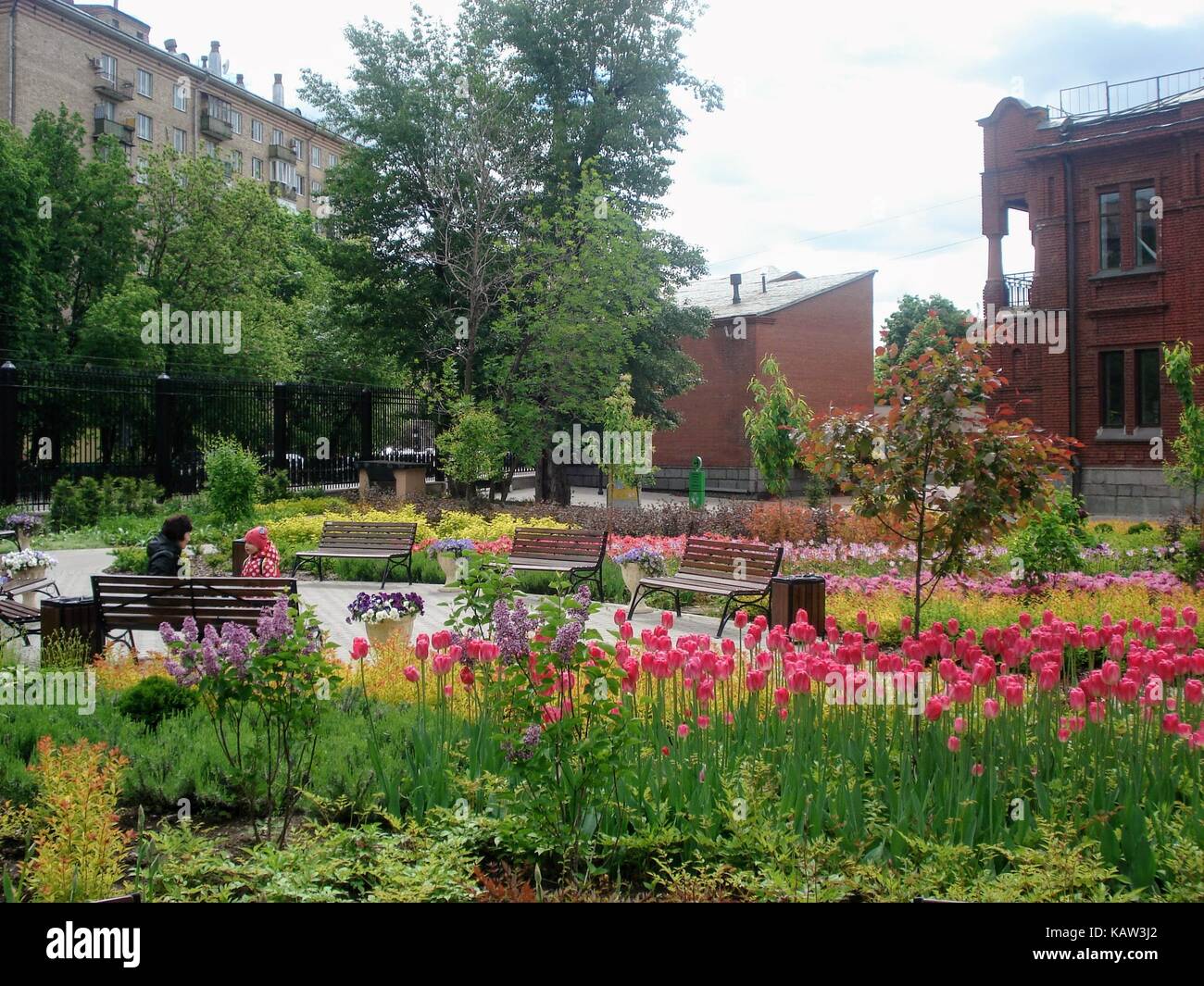 La cour dans la partie administrative du zoo de Moscou. En été, c'est très beau et beaucoup de couleurs. Banque D'Images