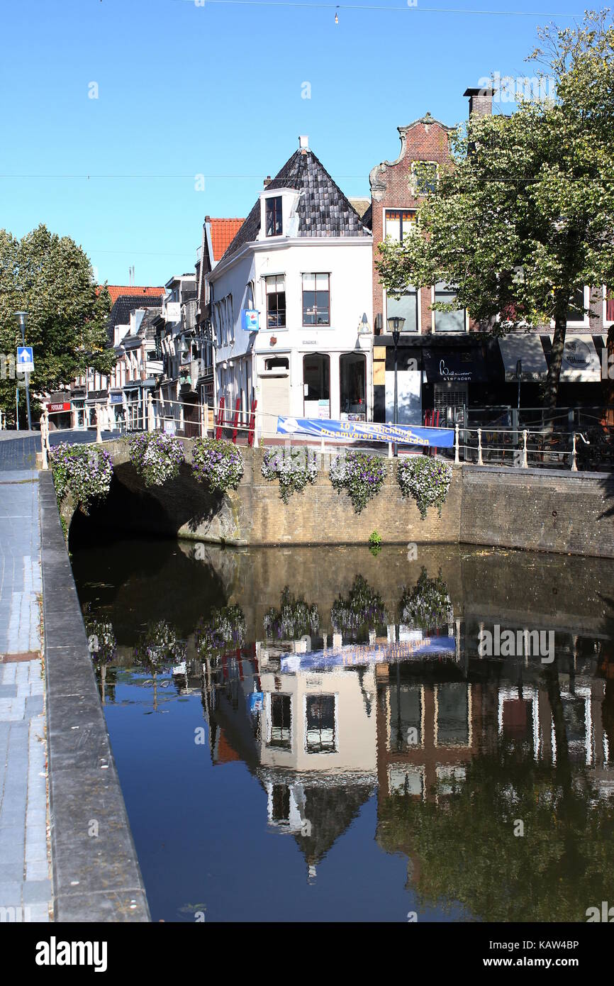 Nieuwestad historique canal dans le centre de Leeuwarden, Frise, Pays-Bas. Banque D'Images