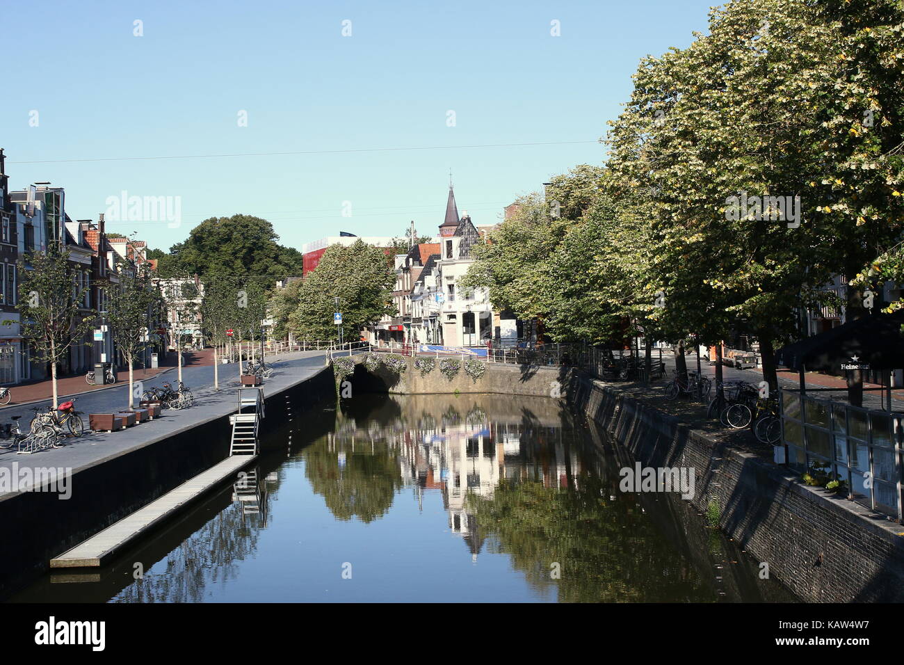 Nieuwestad historique bordée de canal dans le centre de Leeuwarden, Frise, Pays-Bas. Banque D'Images