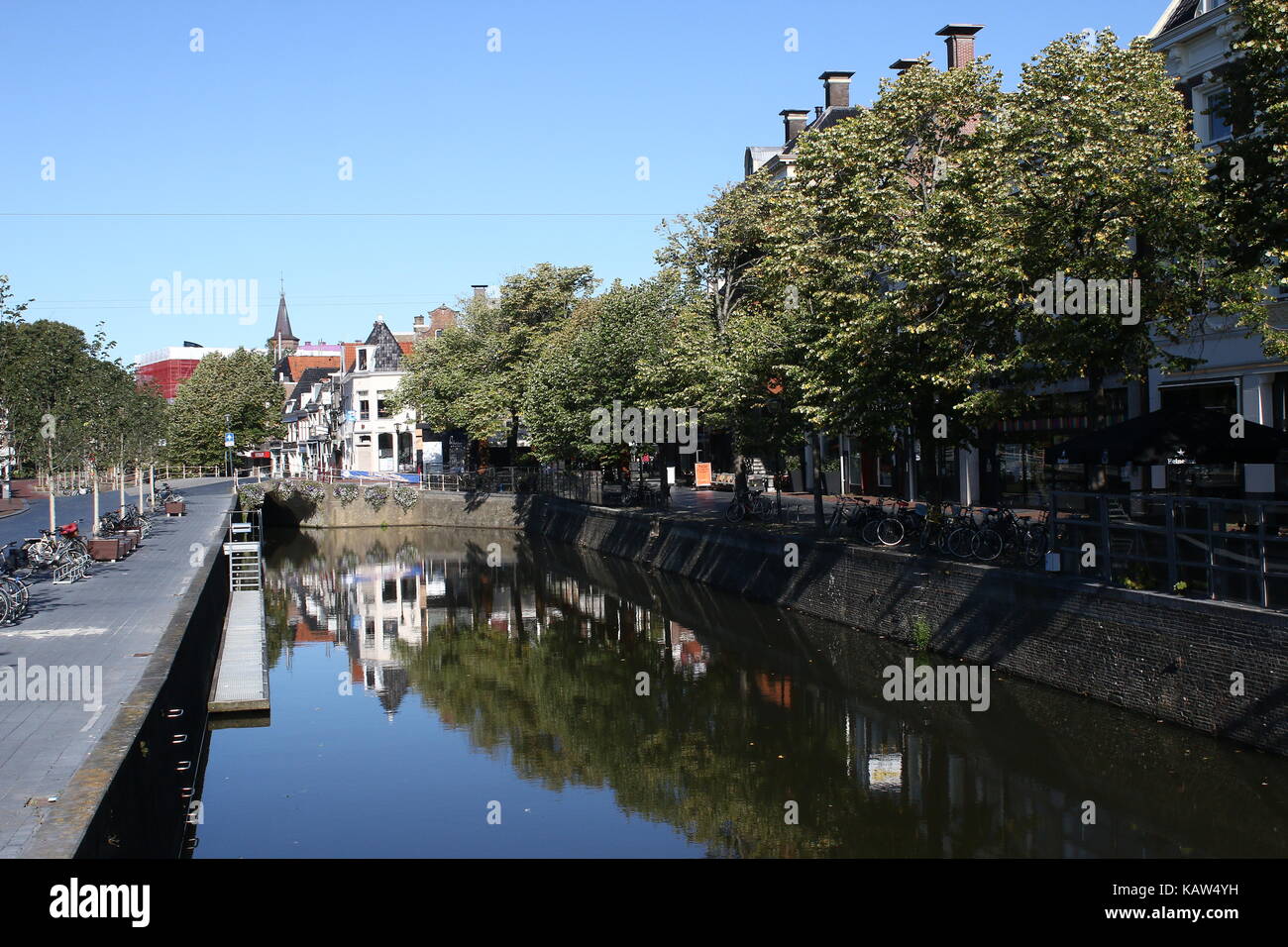 Nieuwestad historique bordée de canal dans le centre de Leeuwarden, Frise, Pays-Bas. Banque D'Images