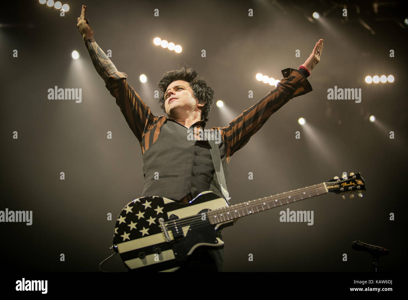 Le groupe punk rock américain Green Day effectue un concert live à Oslo Spektrum. Ici le chanteur et musicien Billie Joe Armstrong est vu sur scène. La Norvège, 25/01 2017. Banque D'Images