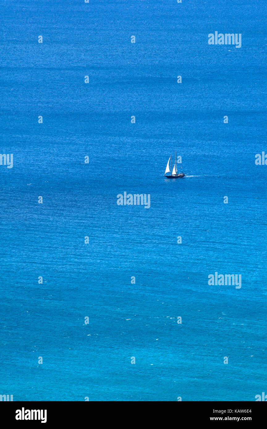 Petit yacht voile en plein océan Banque D'Images