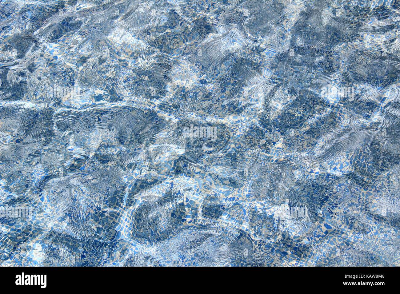 Fragment de la surface extérieure transparente près de la fontaine avec un fond en mosaïque, qui peuvent être utilisés dans la conception graphique. Banque D'Images