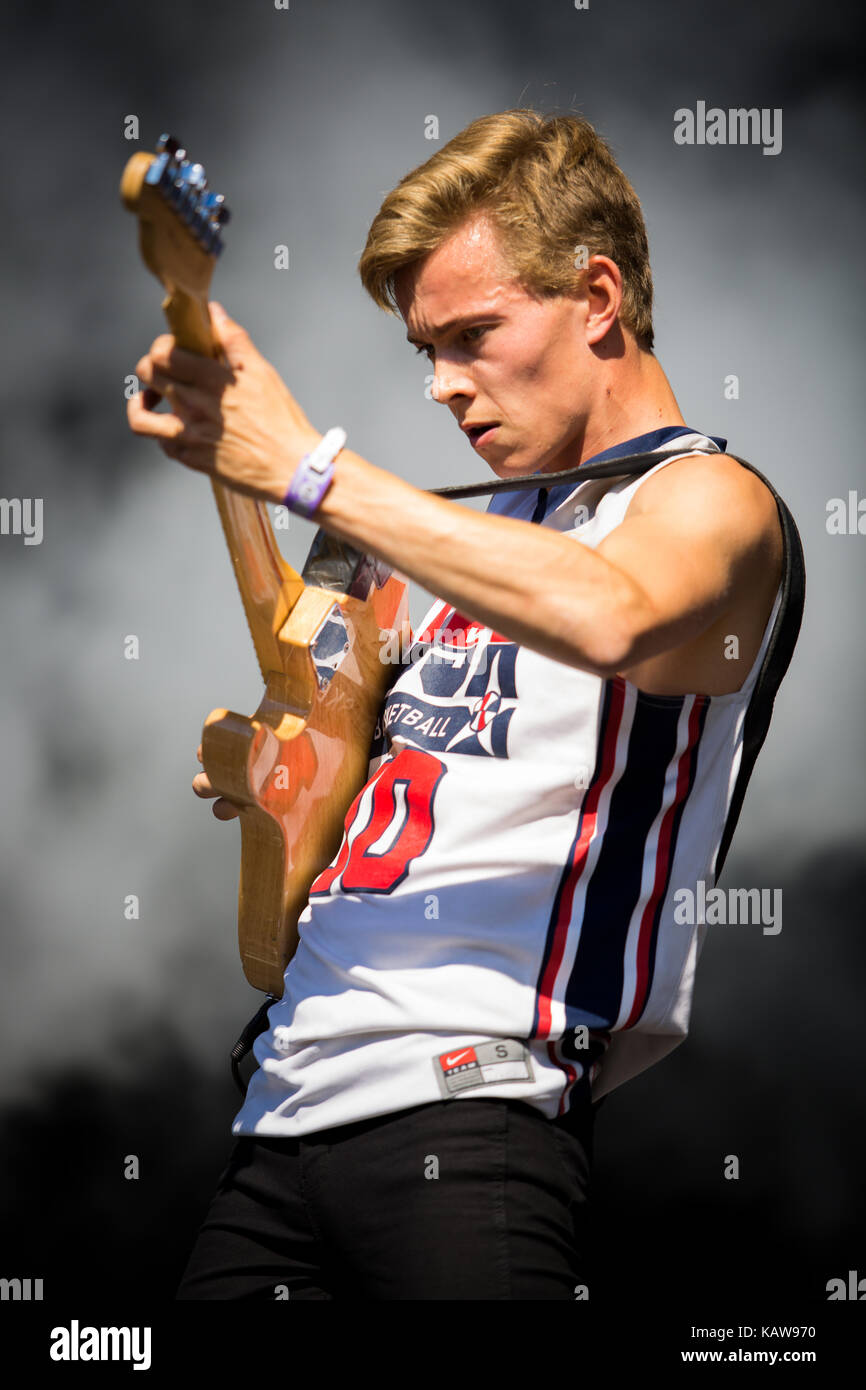 Le groupe de rock punk norvégien Honningbarna organise un concert en direct au festival de musique norvégien Øyafestivalen 2013. Ici le guitariste du groupe est photographié en direct sur scène. Norvège, 09/08 2013. Banque D'Images