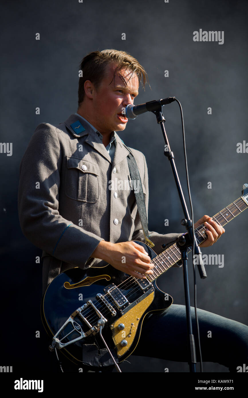 Le groupe de rock punk norvégien Honningbarna organise un concert en direct au festival de musique norvégien Øyafestivalen 2013. Ici le guitariste du groupe est photographié en direct sur scène. Norvège, 09/08 2013. Banque D'Images