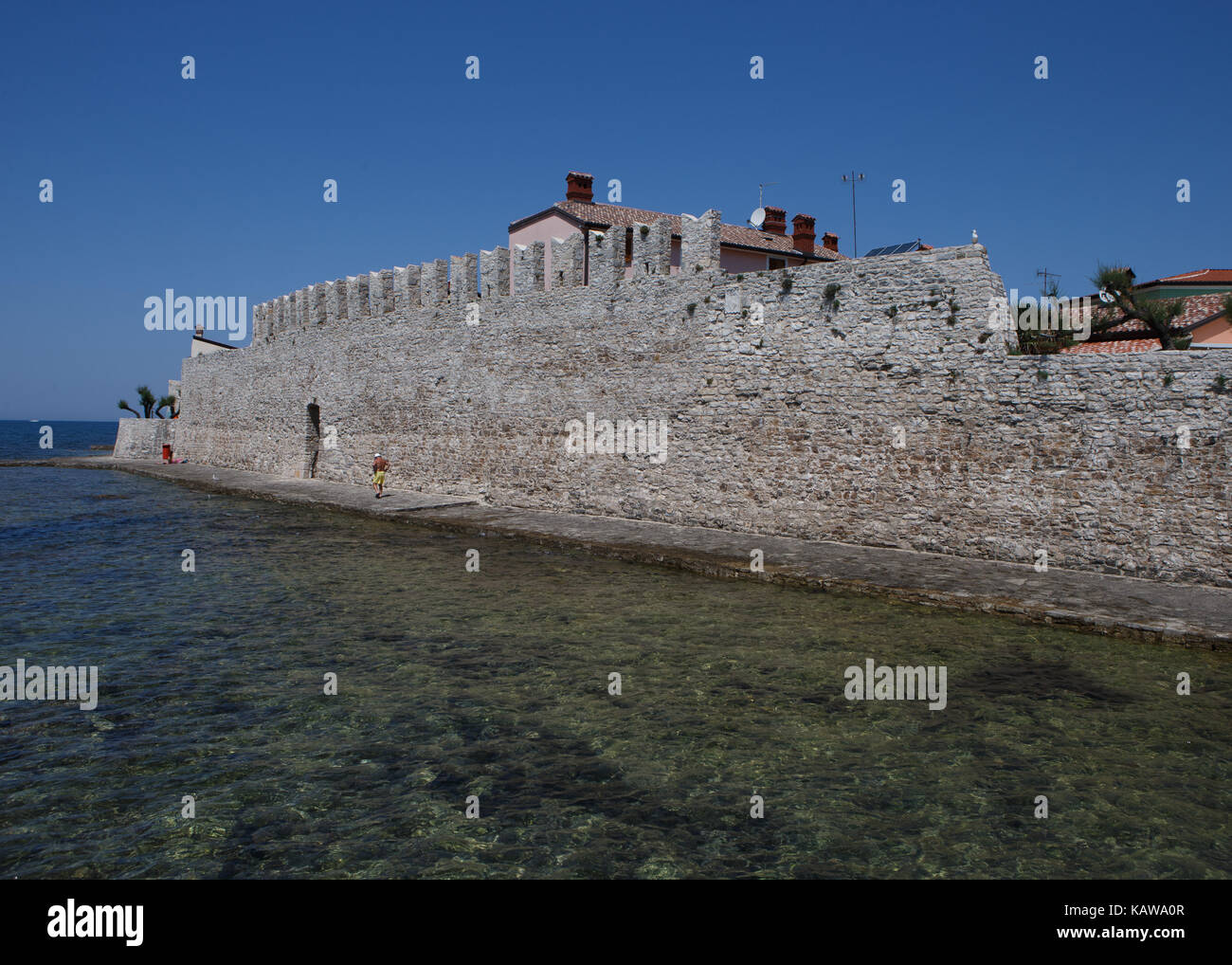 Mur près de plage, Novigrad, Croatie. Banque D'Images