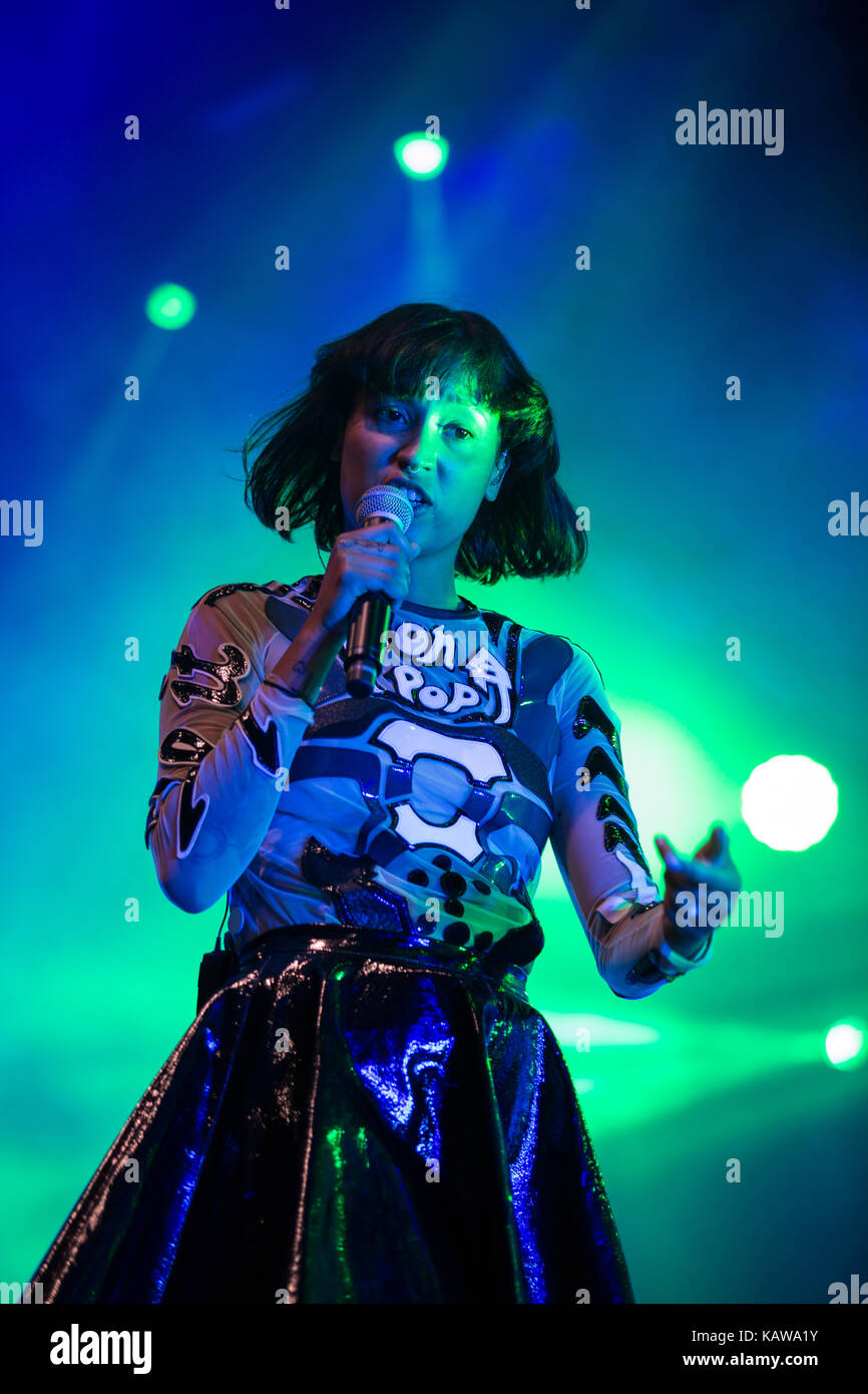 L'Agence suédoise de l'electro house et de synthpop duo icona pop effectue un concert live au festival de musique danois roskilde festival 2014. Le duo composé des membres caroline hjelt et aino jawo (photo). Le Danemark, 05/07 2014 Banque D'Images