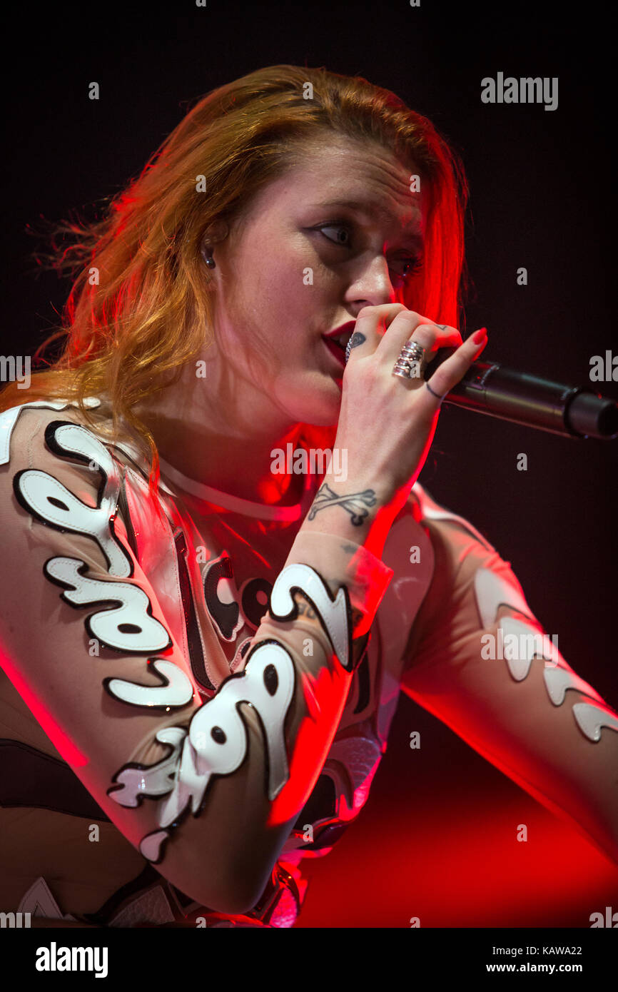L'Agence suédoise de l'electro house et de synthpop duo icona pop effectue un concert live au festival de musique danois roskilde festival 2014. Le duo composé des membres caroline hjelt (photo) et aino jawo. le Danemark, 05/07 2014 Banque D'Images