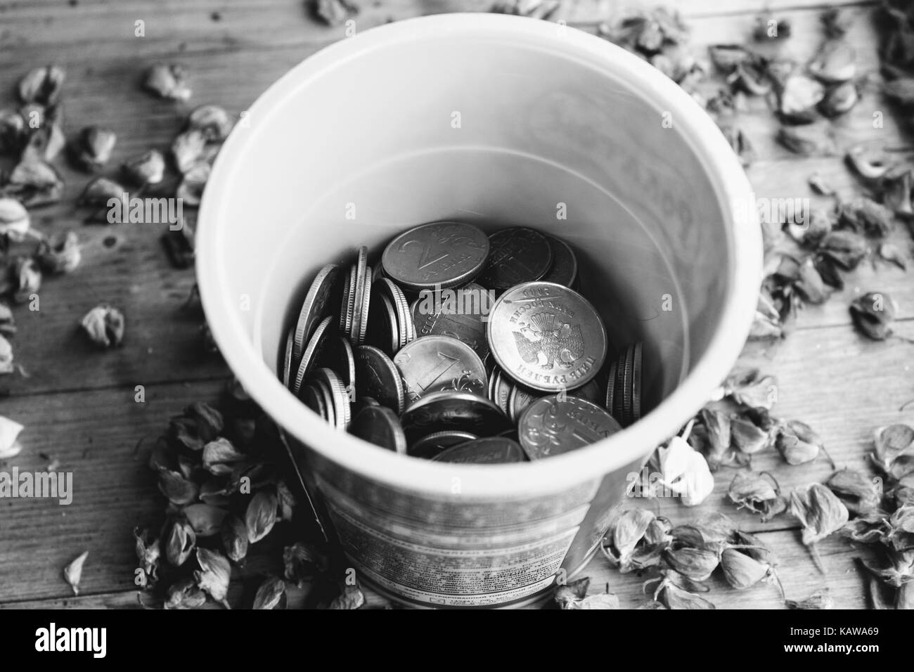 Fort des pièces (Fédération de roubles) se dresse sur une table en bois. version noir et blanc. Banque D'Images