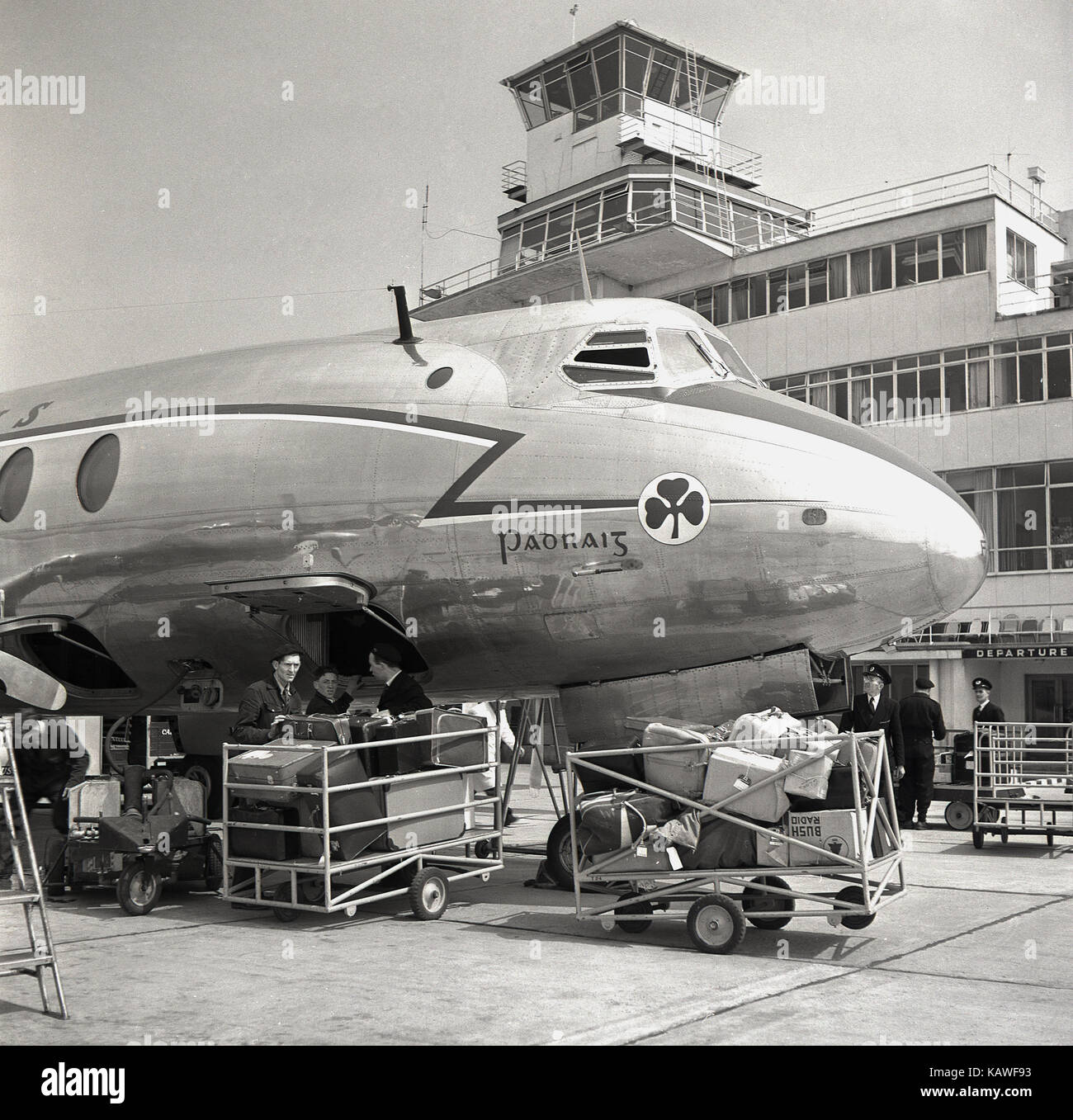 Années 1950, historique, l'aéroport de Dublin, valises et bagages d'être  chargées à bord d'un avion Aer Lingus garé juste en face de l'aérogare de  départ de la sortie, Dublin, Irlande Photo Stock -