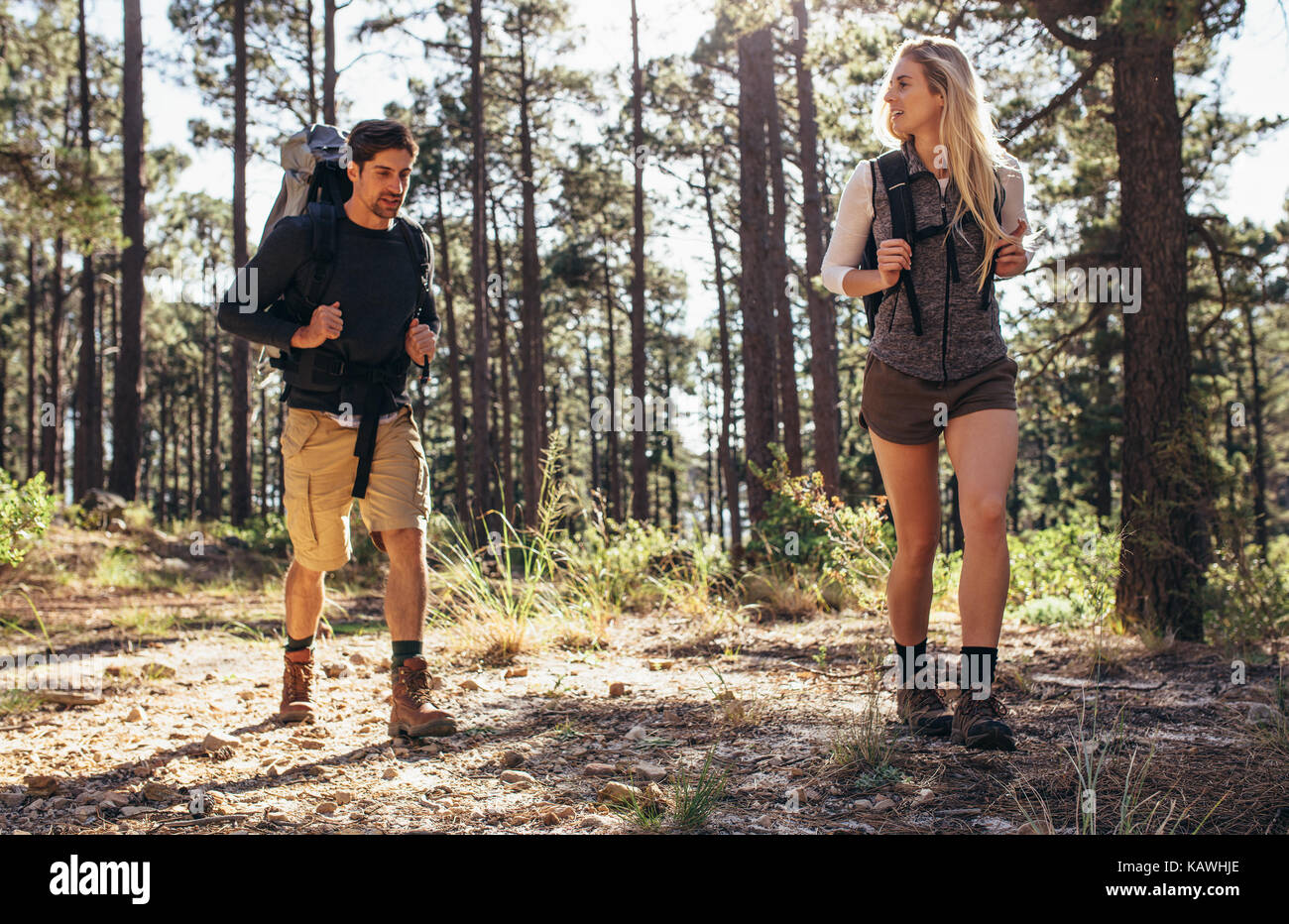 L'homme et la femme les randonneurs randonnée sur sentier forestier. Explorer la nature couple randonneur marchant à travers les bois. Banque D'Images