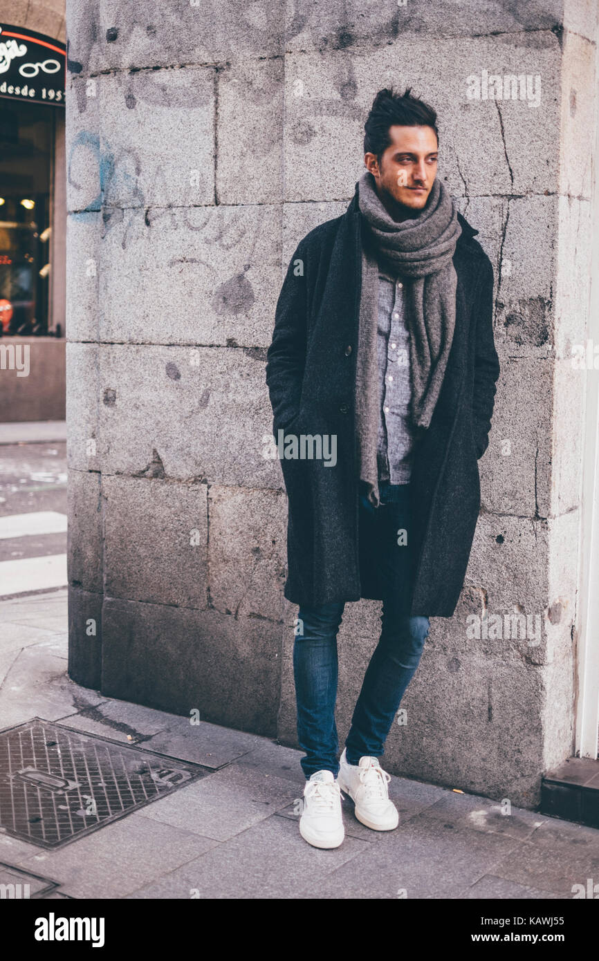 Jeune Homme Street Style A Madrid Photo Stock Alamy