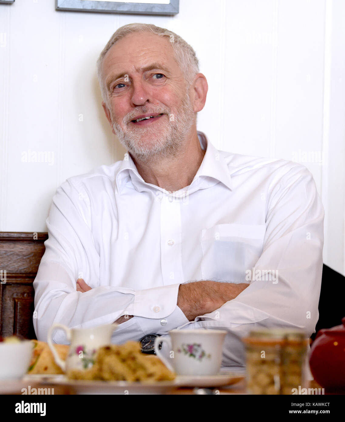 Brighton UK 23 septembre 2017 Jeremy Corbyn - le chef du parti travailliste lors d'une visite au Café boulangerie à Worthing avant le début de la conférence du parti travailliste qui aura lieu à Brighton au cours des prochains jours Banque D'Images