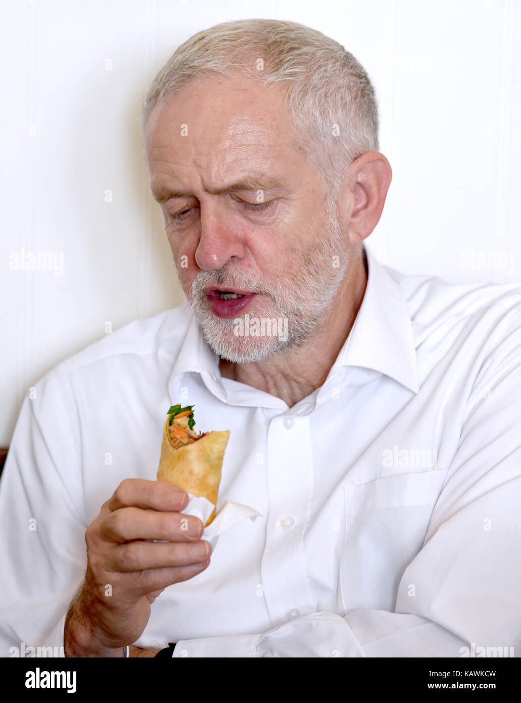 Brighton uk 23 septembre 2017 Jeremy Corbyn - le chef du parti travailliste lors d'une visite au café boulangerie à Worthing avant le début de la conférence du parti travailliste qui aura lieu à Brighton au cours des prochains jours photographie prise par Simon dack Banque D'Images