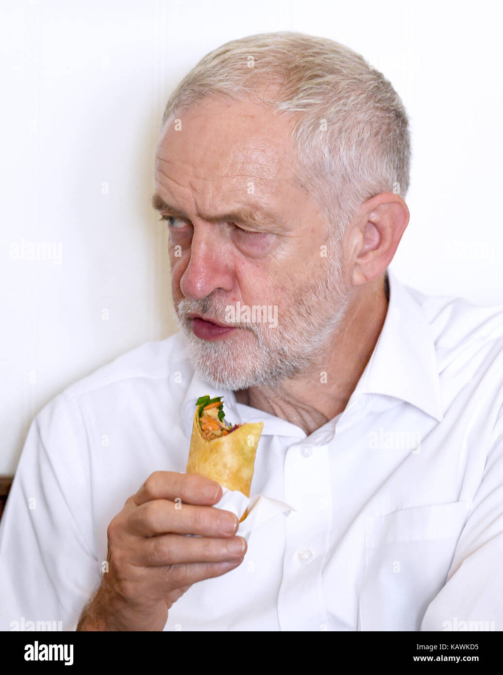 Brighton uk 23 septembre 2017 Jeremy Corbyn - le chef du parti travailliste lors d'une visite au café boulangerie à Worthing avant le début de la conférence du parti travailliste qui aura lieu à Brighton au cours des prochains jours photographie prise par Simon dack Banque D'Images