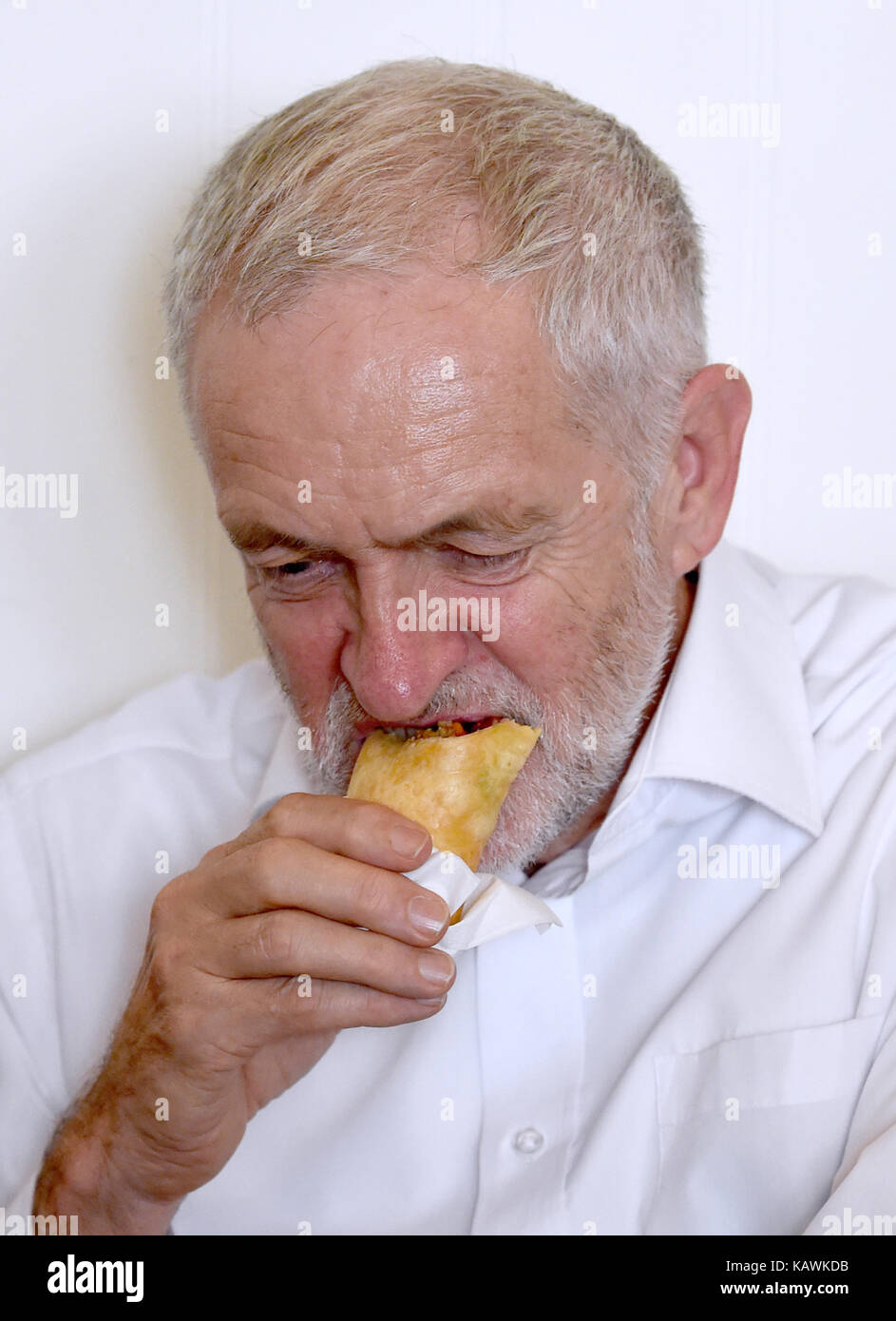 Brighton uk 23 septembre 2017 Jeremy Corbyn - le chef du parti travailliste lors d'une visite au café boulangerie à Worthing avant le début de la conférence du parti travailliste qui aura lieu à Brighton au cours des prochains jours photographie prise par Simon dack Banque D'Images