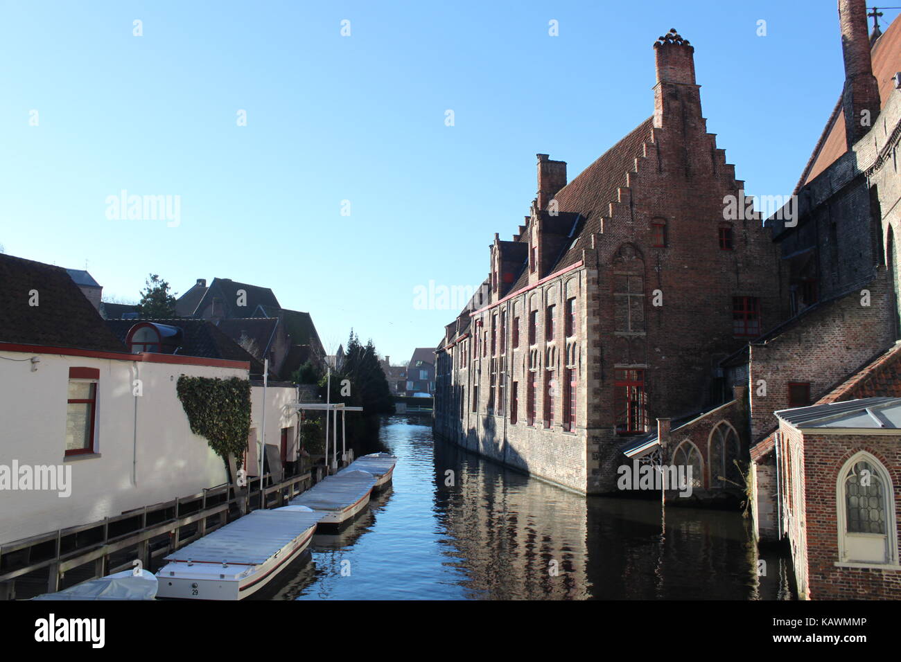 Bruge à Noël sur un jour d'hiver ensoleillé Banque D'Images