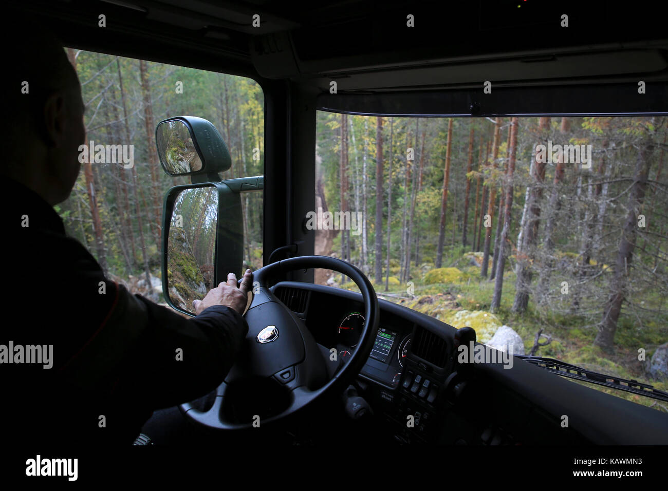Laukaa, Finlande - le 22 septembre 2017 : à la recherche vers le bas à partir du haut de la colline à partir de la cabine du véhicule au cours de la défense de Scania en conduite hors route fores Banque D'Images