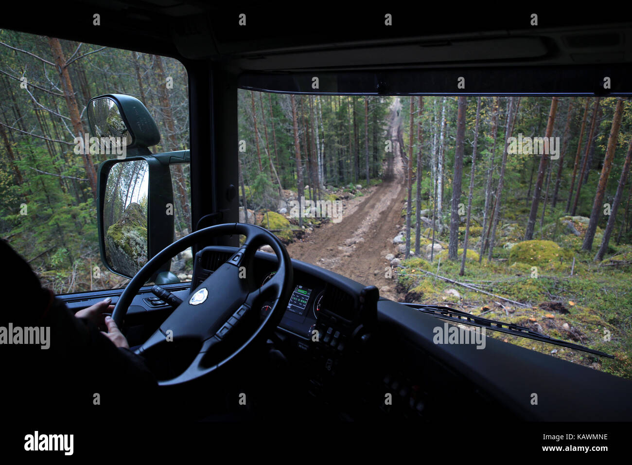 Laukaa, Finlande - le 22 septembre 2017 : à la recherche vers le bas à partir du haut de la colline à partir de la cabine du véhicule au cours de la défense de Scania en conduite hors route fores Banque D'Images