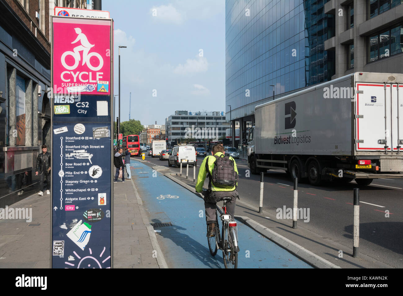 2 Cycle superhighway sur Whitechapel Road, Banque D'Images