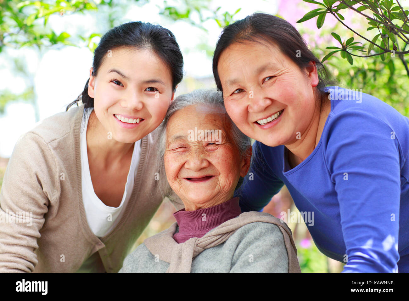 Femme de 30 ans avec 50 ans mère et grand-mère de 90 ans portrait Photo