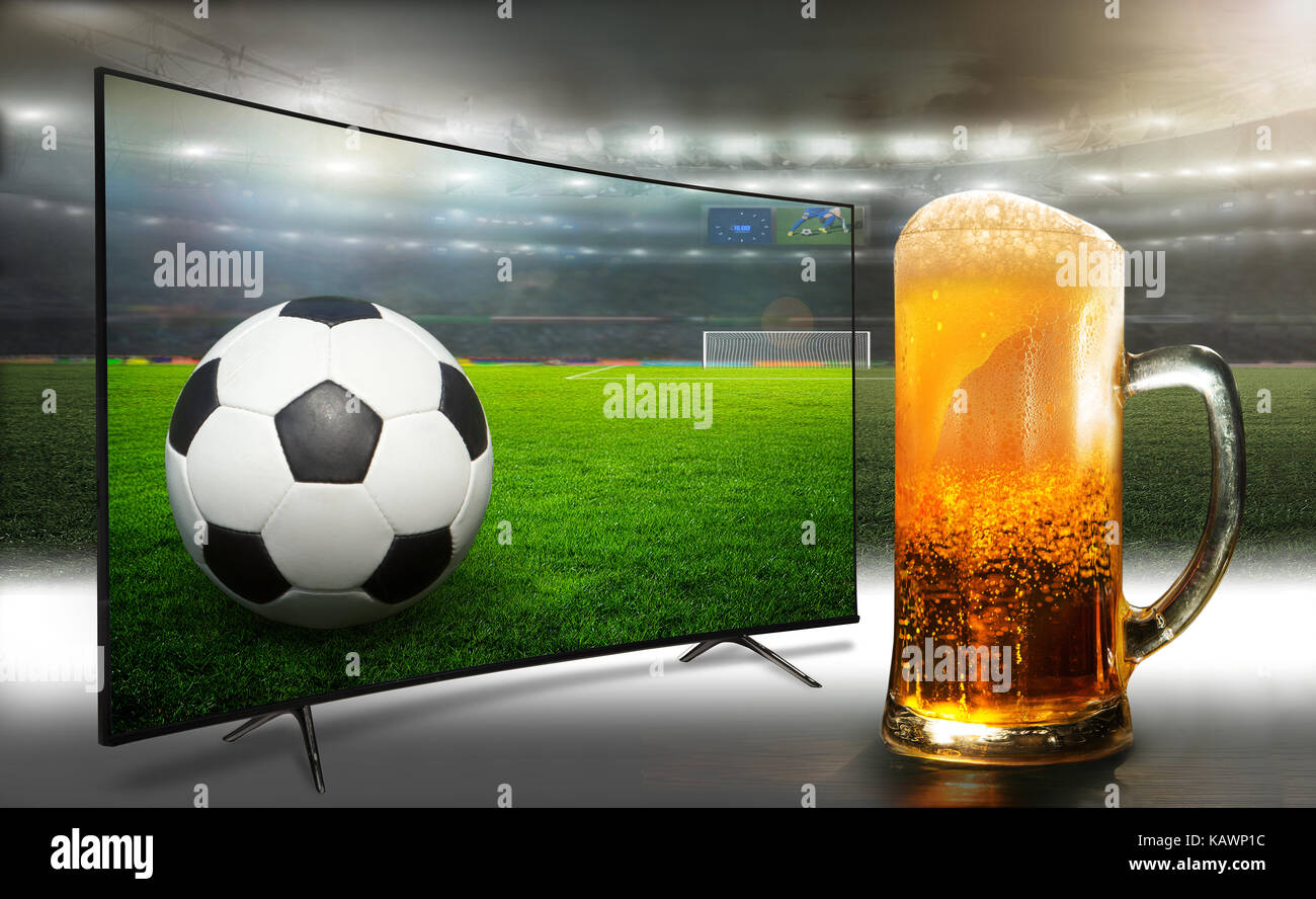 Championnat du monde 2018. sadimya est confortable et regarder le football à la bière Banque D'Images