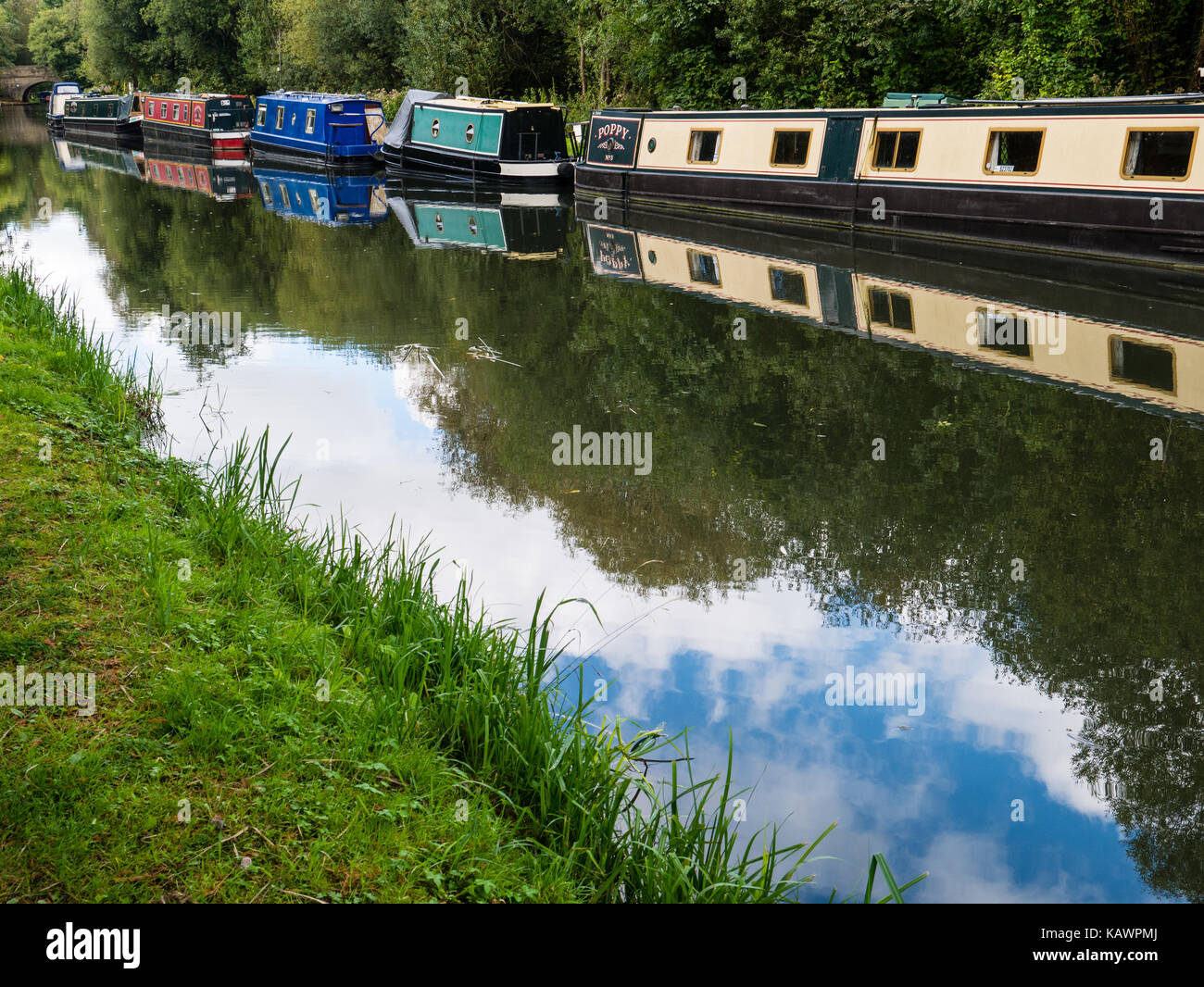 Rivière bateaux étroits kennett ,c southcote weir, Reading, Berkshire, Angleterre Banque D'Images