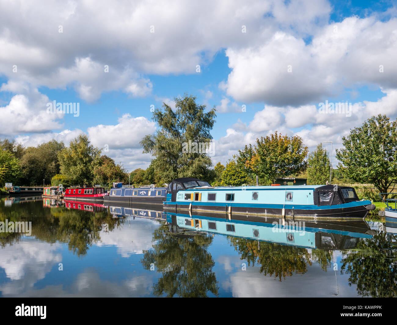 Rivière bateaux étroits Kennett ,c Southcote Weir, Reading, Berkshire, Angleterre Banque D'Images