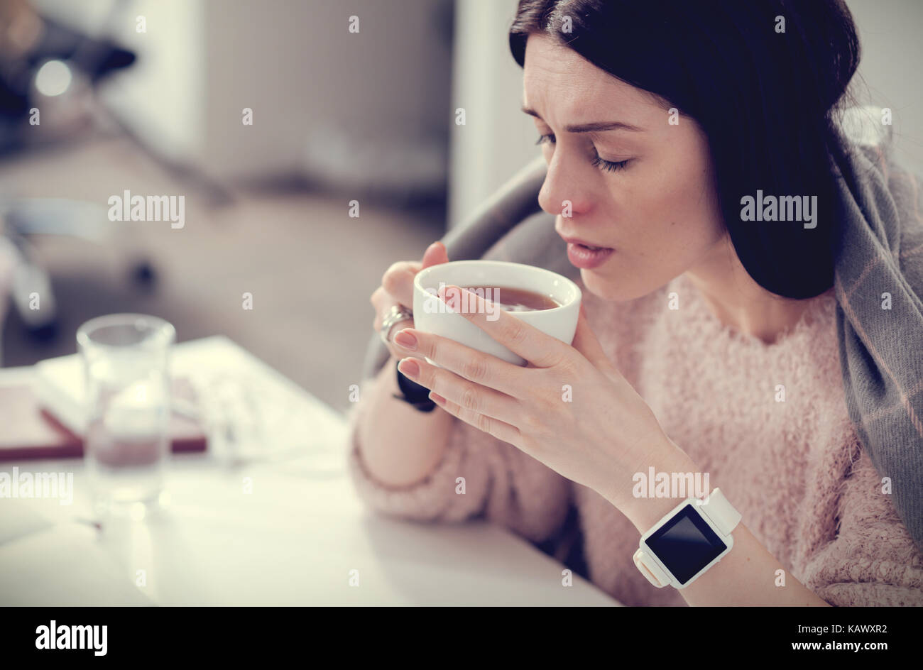 Belle femme malade bénéficiant du thé chaud Banque D'Images