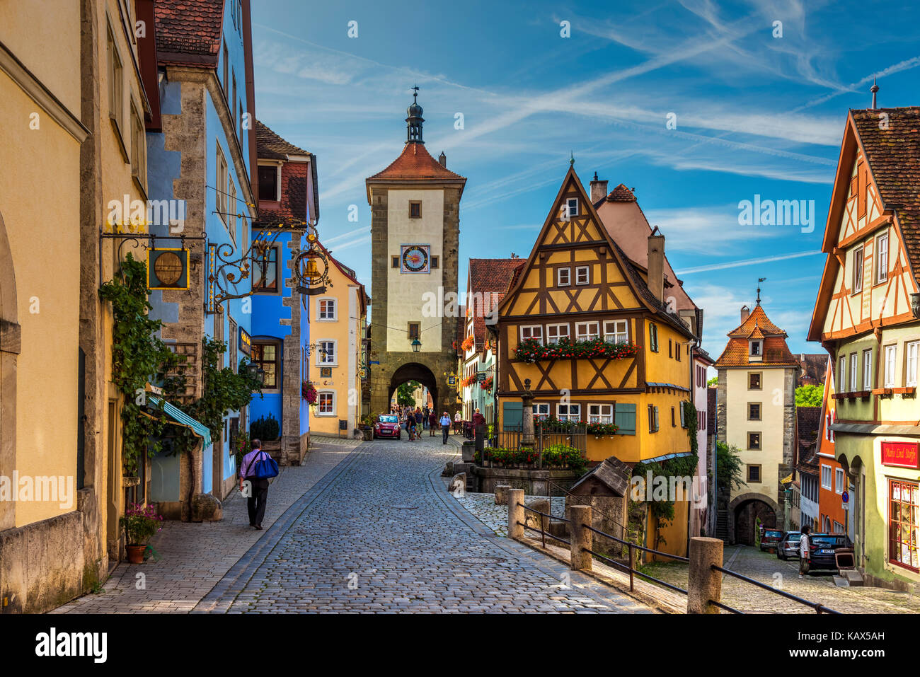 Plonlein Spitalgasse rue avec bâtiment à colombages au milieu et sur la gauche de la tour Siebers, Rothenburg ob der Tauber, Bavière, Allemagne Banque D'Images