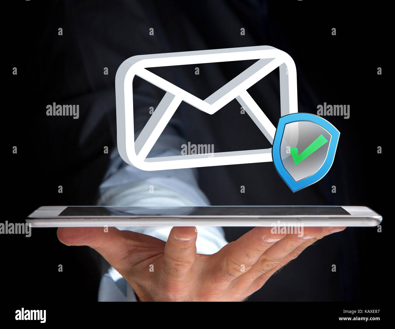 Vue d'un e-mail approuvé et vérifié symbole affiché sur une interface futuriste - message et concept internet Banque D'Images