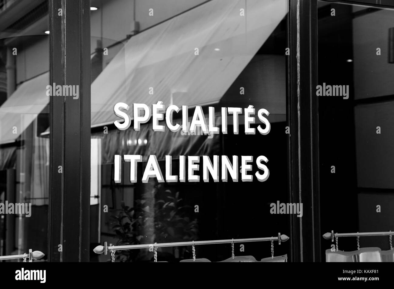 Paris, France : pizza cuisine italienne typique et logo dans le xvième arrondissement de Paris, en noir et blanc Banque D'Images