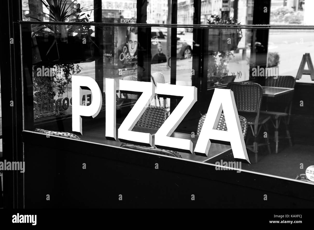 Paris, France : pizza cuisine italienne typique et logo dans le xvième arrondissement de Paris, en noir et blanc Banque D'Images