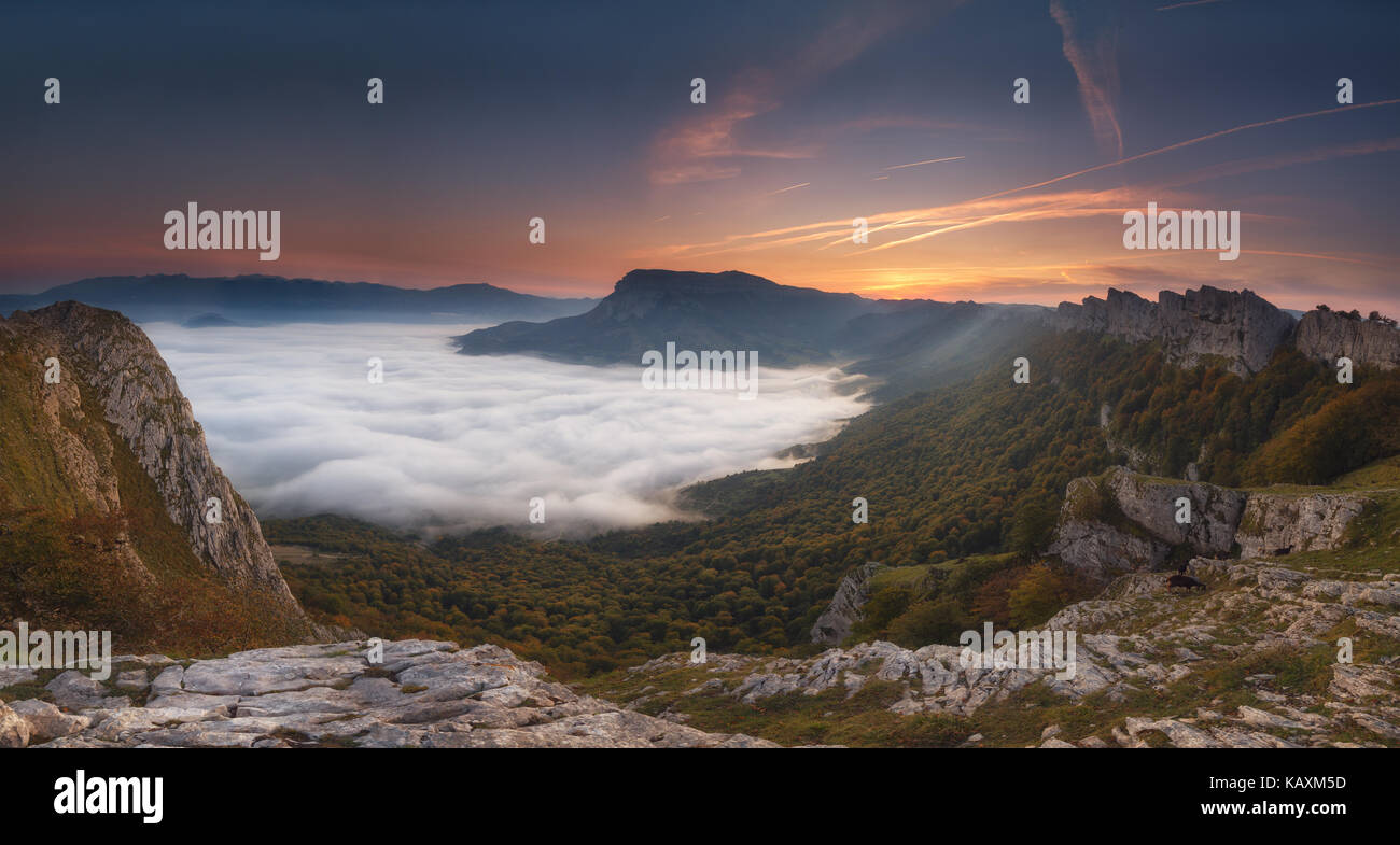 Nuages dans la vallée sous le pic beriain Banque D'Images